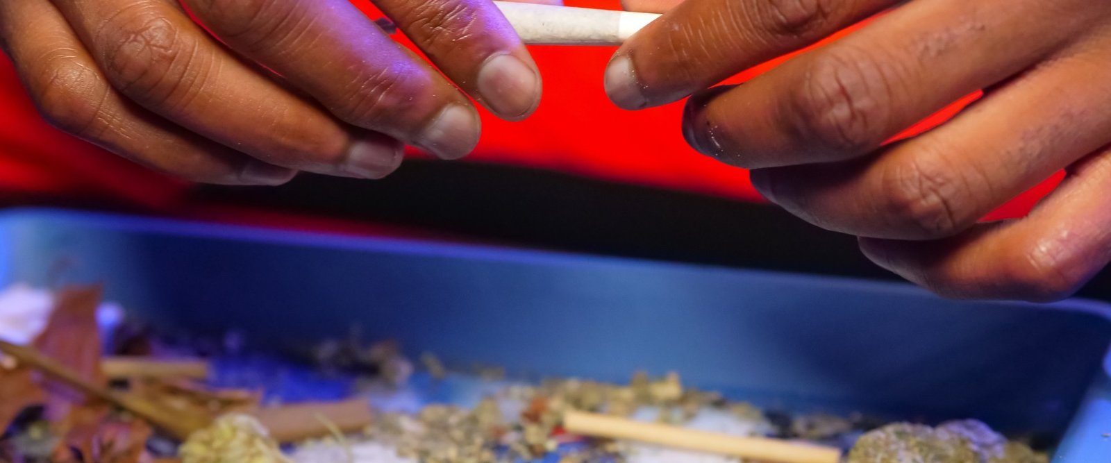 How To Use A Rolling Tray